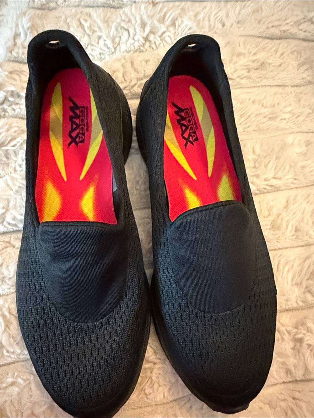 Skechers GOGA MAX Black Slip-On women’s Sneakers with Bright Insole size 7 - Picture 2 of 6